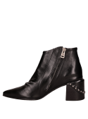 Elegante botín urbano en cuero negro con caña al tobillo, perfecto para combinar con jeans o falda midi.