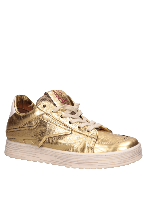 Zapatilla de cuero oro para mujer, ideal para estilo casual-chic.