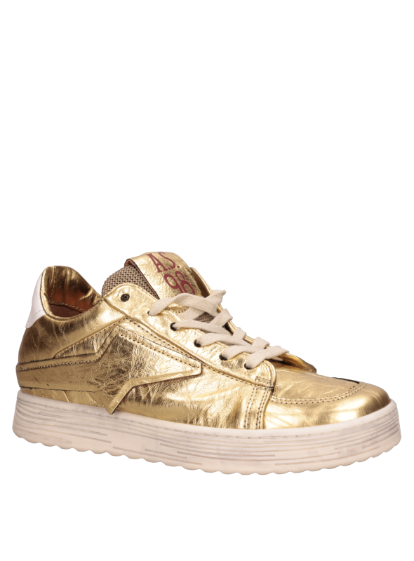 Zapatilla de cuero oro para mujer, ideal para estilo casual-chic.