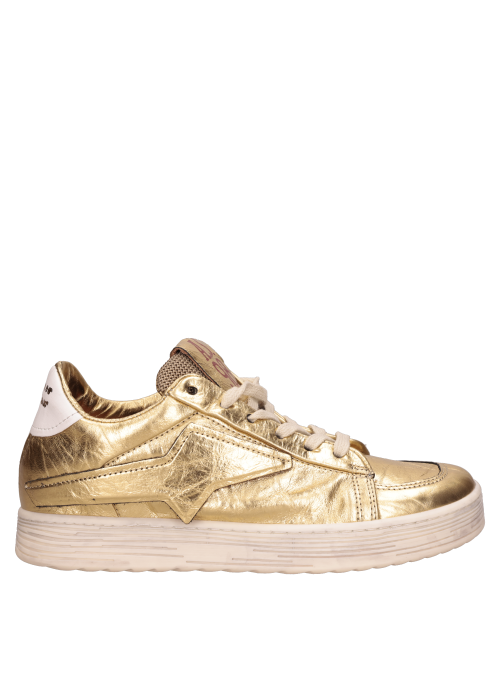 Zapatilla de cuero oro para mujer, ideal para estilo casual-chic.
