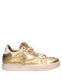 Zapatilla oro de cuero con punta redonda y diseño moderno.