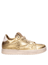 Zapatilla oro de cuero con punta redonda y diseño moderno.