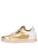 Zapatilla oro de cuero con cordones al tono y ojales metálicos.