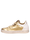 Zapatilla oro de cuero con cordones al tono y ojales metálicos.