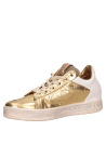 Zapatilla casual de cuero oro para mujer con acabado metalizado y suela plana.
