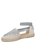 Detalle de capellada de cuero beige en alpargata casual para mujer.