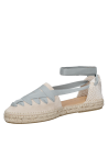 Detalle de capellada de cuero beige en alpargata casual para mujer.