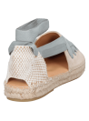 Alpargata beige de cuero para mujer con punta redonda y taco cuña de 2 cm.