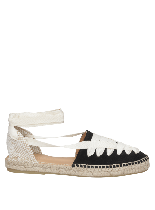 Zapato de cuero negro, alpargata femenina con diseño limpio y detalles atemporales.