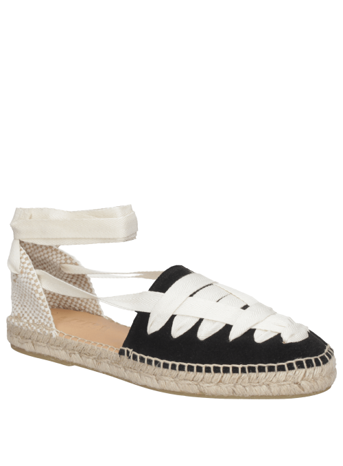 Zapato de cuero negro, alpargata femenina con diseño limpio y detalles atemporales.