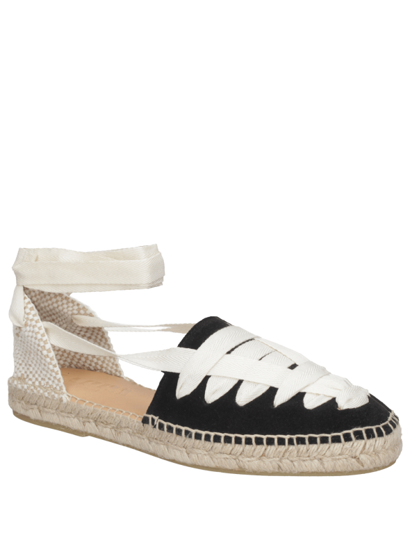 Zapato de cuero negro, alpargata femenina con diseño limpio y detalles atemporales.