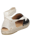 Calzado casual negro de cuero para mujer, con forro de microfibra y cuña de 2 cm.