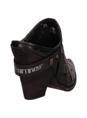 elegante zapato de vestir en cuero negro con silueta estilizada y forro de cuero