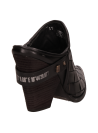 elegante zapato de vestir en cuero negro con silueta estilizada y forro de cuero
