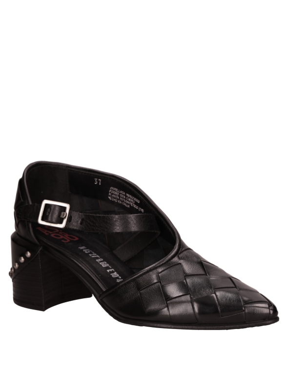 Zapato de salón negro de cuero, elevación estable y diseño estilizado, ideal para clima fresco con abrigo.