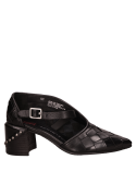 Zapato de cuero negro para mujer, estilo casual, combinable con traje sastre o vestido midi.