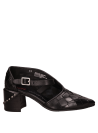 Zapato de cuero negro para mujer, estilo casual, combinable con traje sastre o vestido midi.