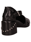 Calzado de salón negro femenino en cuero, con acabado suave y líneas limpias para un look versátil.