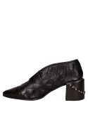 Elegante zapato de cuero negro con taco de 6,5 cm, perfecto para oficina o salidas nocturnas.