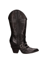 Moderna bota de cuero negro para mujer, adecuada para combinar con jeans o vestidos midi satinados.