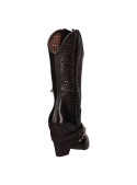 Bota negra de cuero con forro interno suave, diseñada para transitar del día a la noche con estilo.