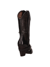Bota negra de cuero con forro interno suave, diseñada para transitar del día a la noche con estilo.
