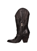 Elegante bota de cuero negro, silueta estilizada y taco de 9.7 cm, perfecta para complementar atuendos casuales.