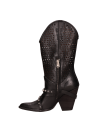 Elegante bota de cuero negro, silueta estilizada y taco de 9.7 cm, perfecta para complementar atuendos casuales.