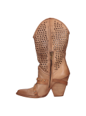 Elegante bota camel para mujer en cuero liso, diseño contemporáneo que complementa atuendos diarios y ocasiones especiales.