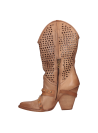 Elegante bota camel para mujer en cuero liso, diseño contemporáneo que complementa atuendos diarios y ocasiones especiales.
