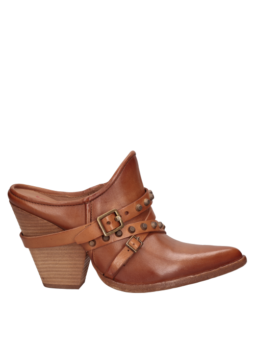 Zapato de cuero camel para mujer, sofisticado y versátil, se adapta a trajes sastre y faldas midi.