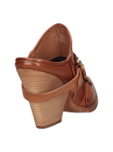 Zapato de salón camel con taco bloque de 9,8 cm, forrado en cuero, combina con jeans y blusa fluida.