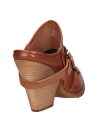 Zapato de salón camel con taco bloque de 9,8 cm, forrado en cuero, combina con jeans y blusa fluida.