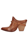 Elegante zapato camel de cuero para mujer, con líneas limpias y acabado sobrio, perfecto para oficina y salidas nocturnas.
