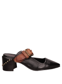 Zapato de salón negro con forro de cuero, estilo clásico que complementa pantalón sastre o vestido midi.