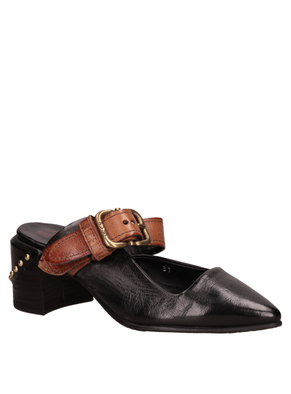 Calzado casual de cuero negro, resistente y pulcro, adecuado para oficina o eventos urbanos.