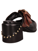 Zapato de mujer en cuero negro con líneas limpias, perfecto para combinar con jeans o falda.