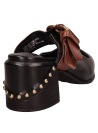 Zapato de mujer en cuero negro con líneas limpias, perfecto para combinar con jeans o falda.