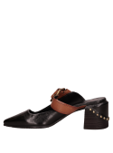 Elegante calzado de cuero negro con diseño minimalista y taco de 6.5 cm para uso diario.
