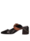 Elegante calzado de cuero negro con diseño minimalista y taco de 6.5 cm para uso diario.