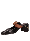 Zapato de salón negro de cuero con punta puntiaguda y taco bloque, ideal para un look formal.