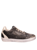 Zapatilla negra de cuero para mujer, perfecta para outfits casuales y noches frescas.