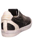 Calzado casual de cuero negro para mujer, versátil y fácil de combinar con diversos atuendos.