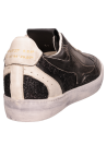 Calzado casual de cuero negro para mujer, versátil y fácil de combinar con diversos atuendos.