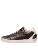 Zapatilla urbana de cuero negro para mujer, combina con jeans y polera para un look casual.
