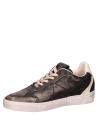 Zapatilla negra de cuero para mujer con punta redonda y taco plano, ideal para uso cotidiano.
