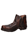 Botín de cuero café para mujer con punta redonda y taco bloque, ideal para un look casual y versátil.