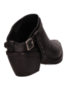Mule de cuero negro para mujer, estilo western, con líneas limpias y taco que ofrece estabilidad.