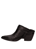 Calzado mule minimalista en cuero negro, diseño vaquero, ideal para ocasiones especiales y uso diario.
