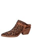 Perfil del zapato de cuero con líneas limpias, mostrando su estilo moderno y sofisticado.